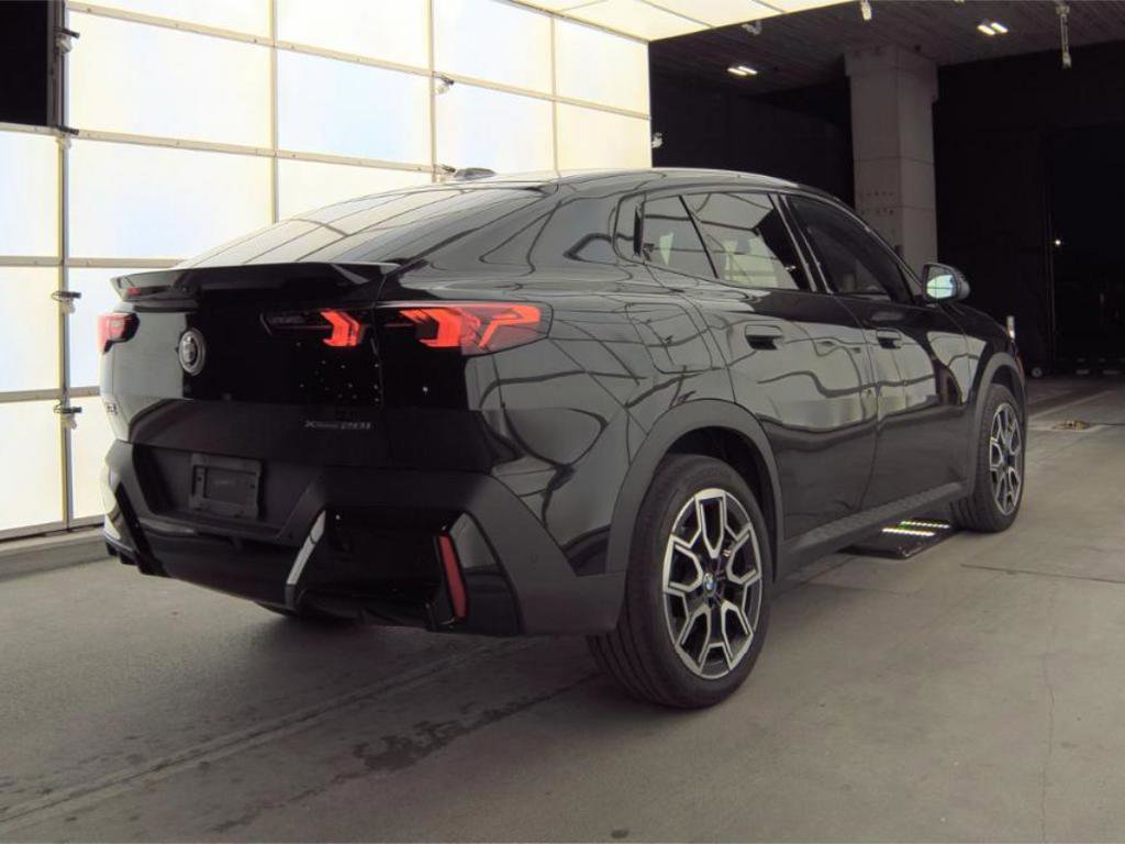Used 2025 BMW X2 xDrive28i image 2