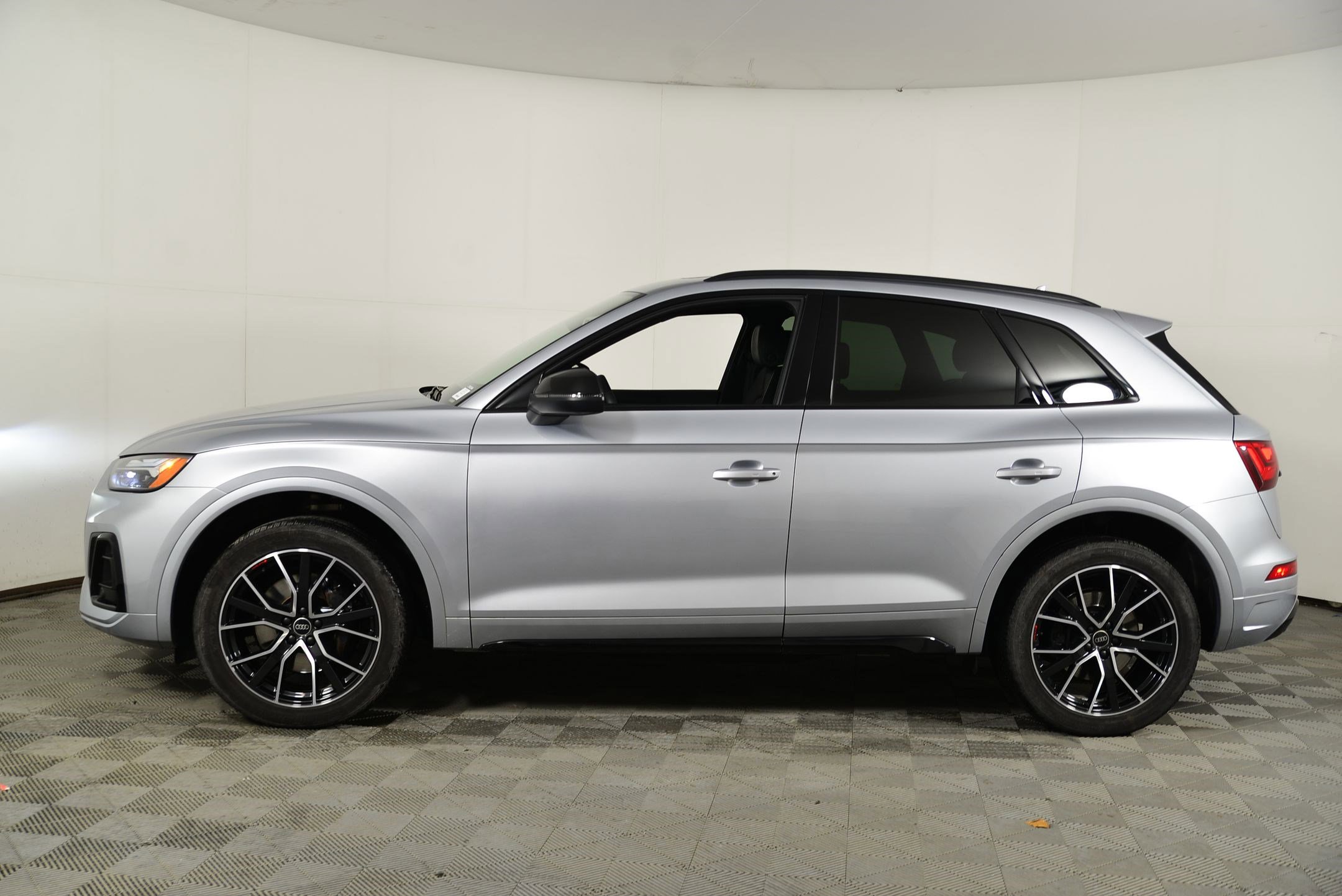 Used 2023 Audi SQ5 Premium Plus w/ Premium Plus Package image 2