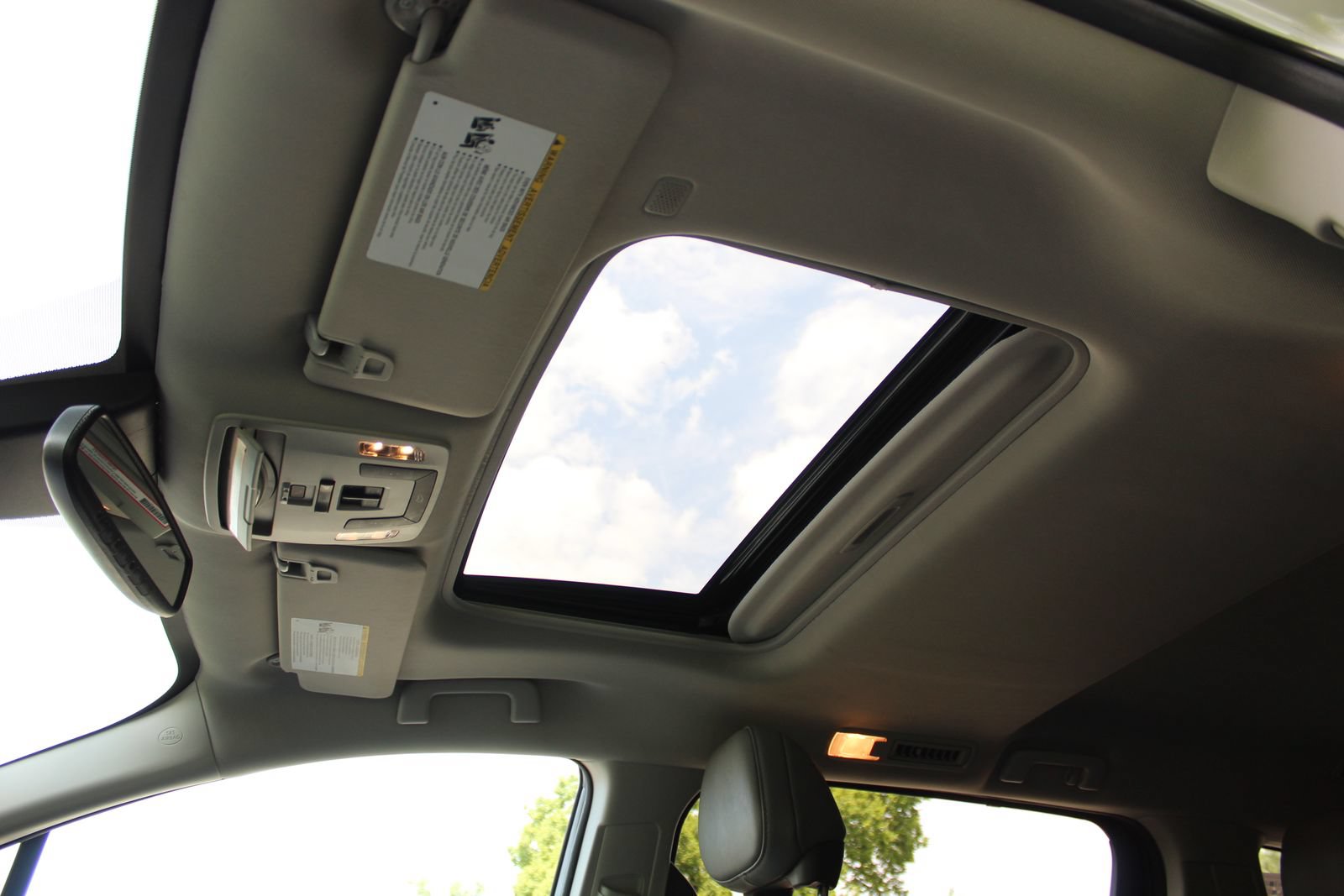 Used 2024 Toyota Sienna XLE FWD image 23