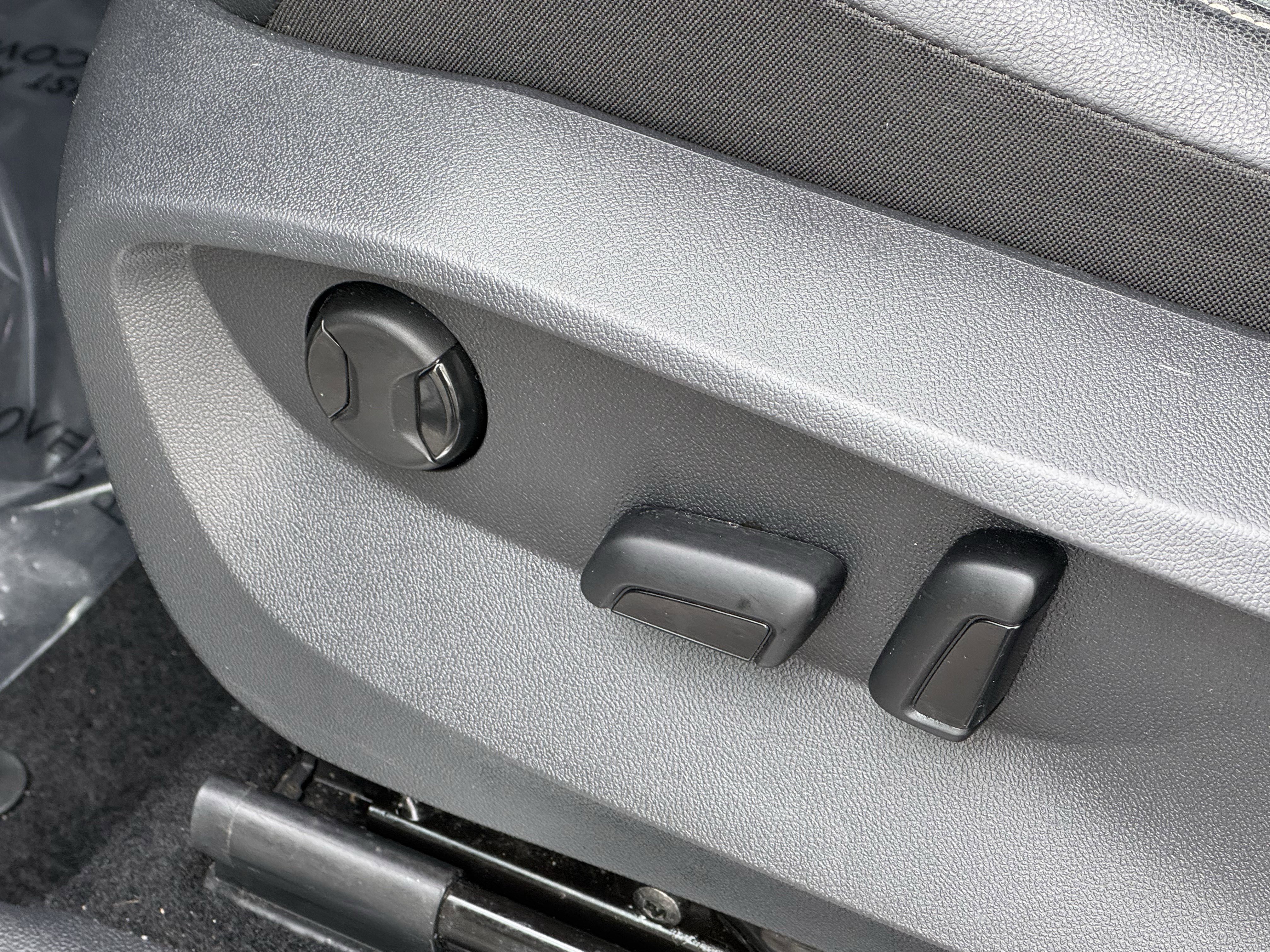 Used 2023 Volkswagen Tiguan SE R-Line image 17