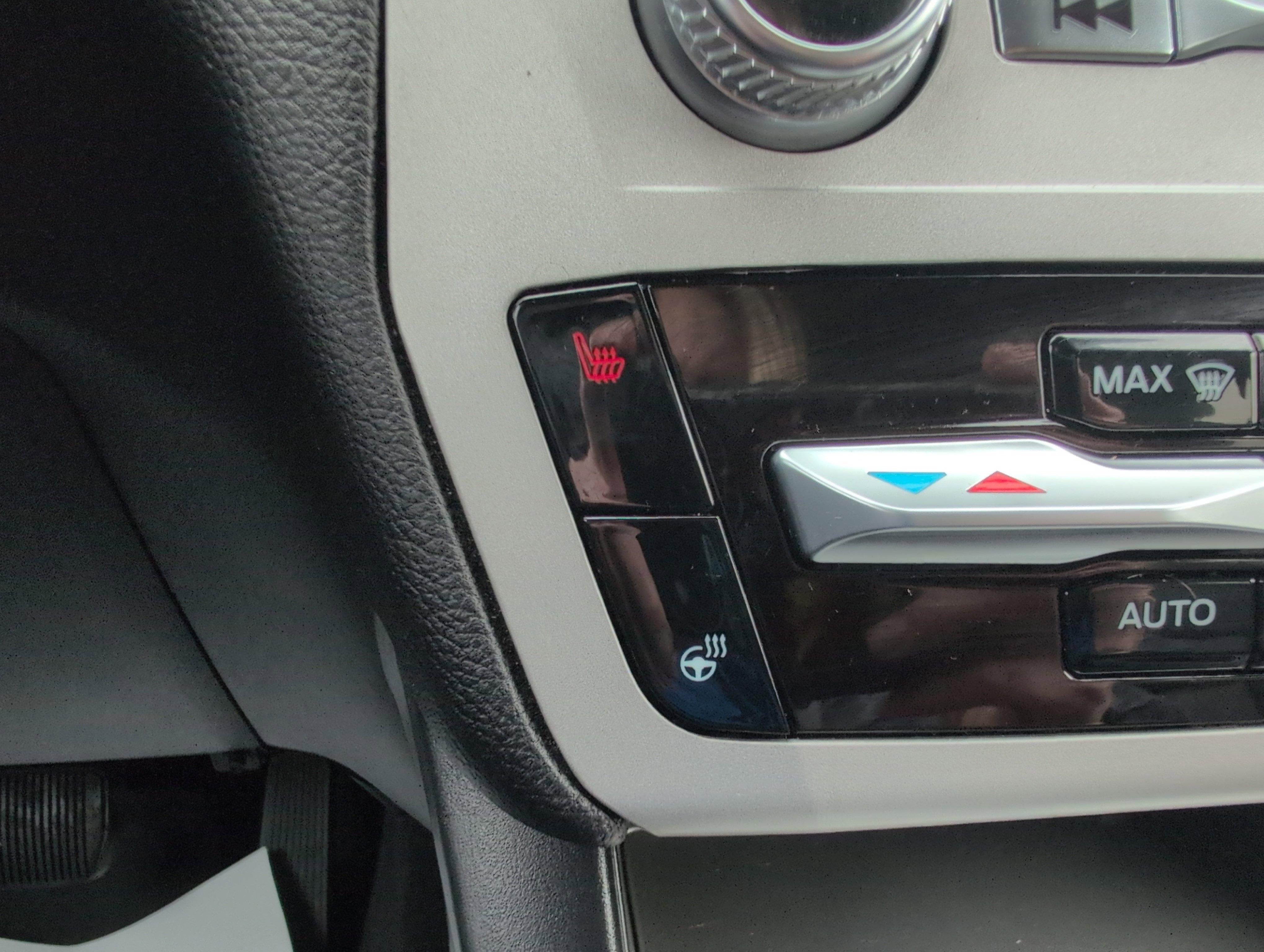 Used 2024 Ford Explorer XLT w/ Equipment Group 202A image 29