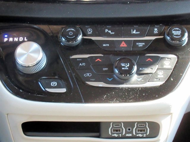 Used 2022 Chrysler Pacifica Touring-L FWD image 28
