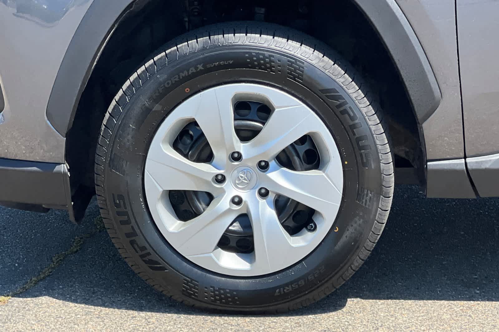 Used 2021 Toyota RAV4 LE AWD/4WD image 29