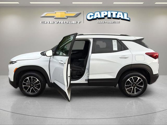 Used 2025 Chevrolet TrailBlazer LT AWD/4WD image 3