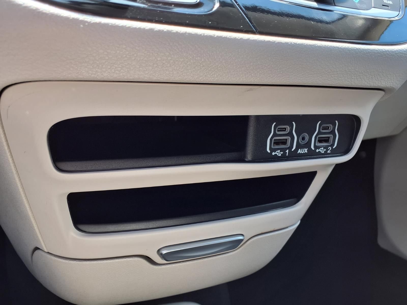 Used 2024 Chrysler Pacifica Touring-L FWD image 12