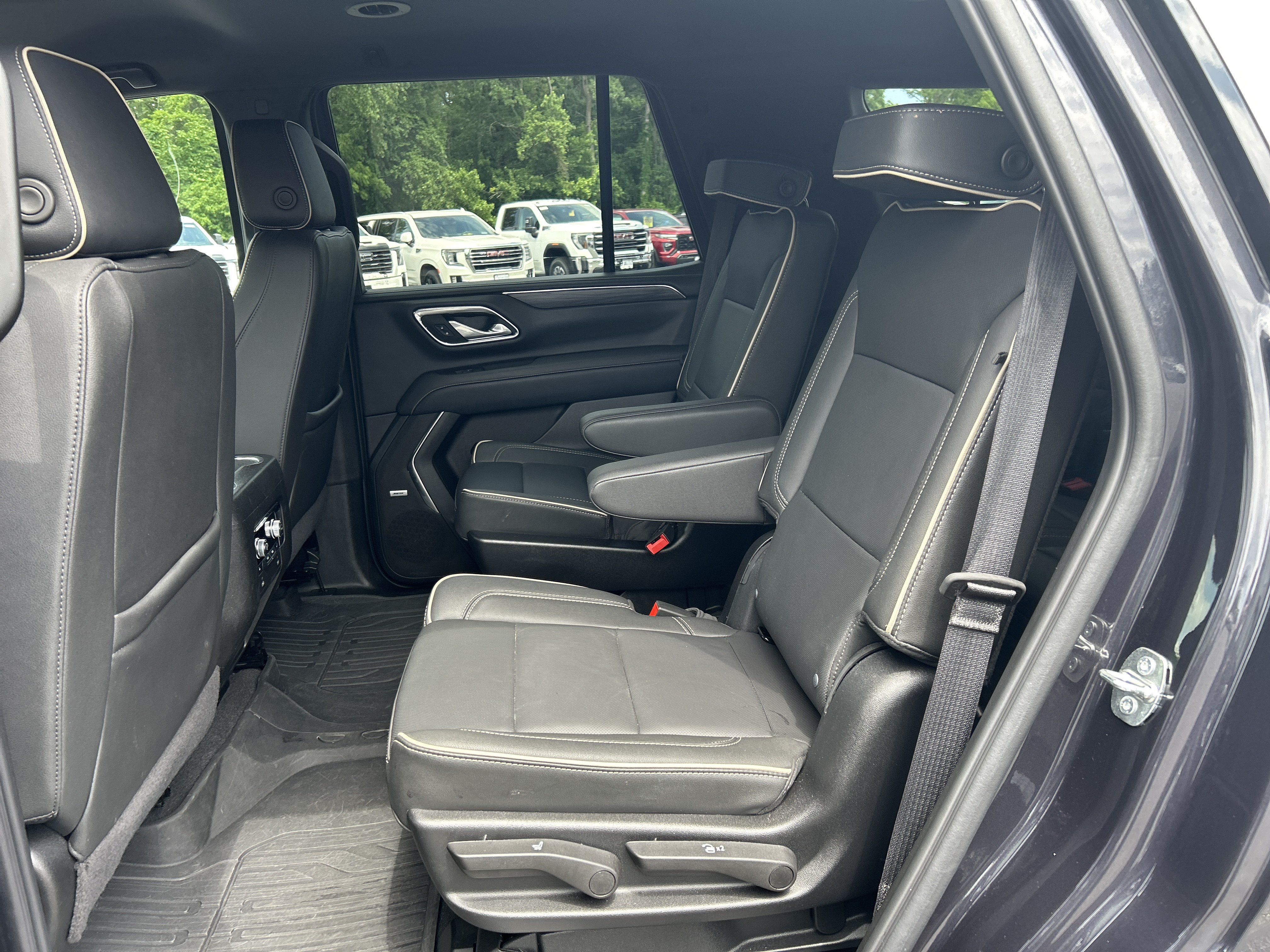 Certified 2024 GMC Yukon SLT w/ SLT Luxury Package AWD/4WD image 28