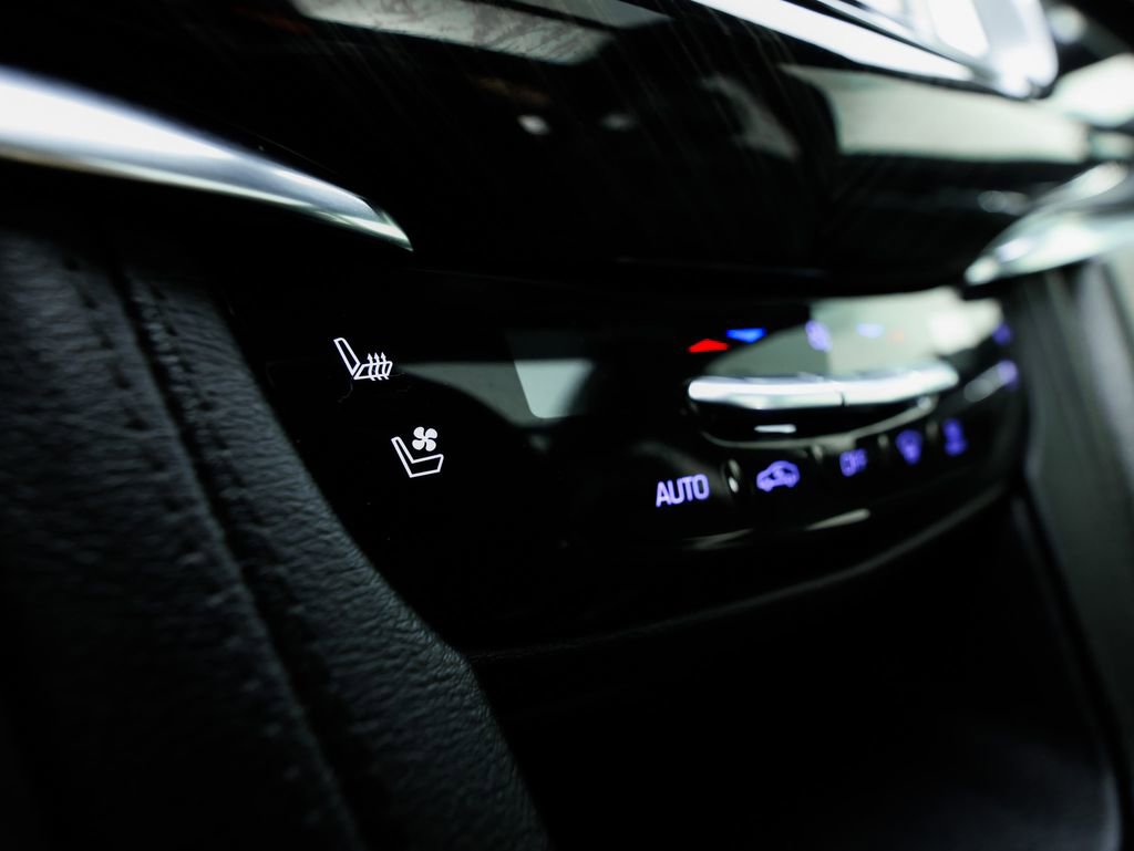 Used 2022 Cadillac XT6 Premium Luxury w/ Technology Package image 32