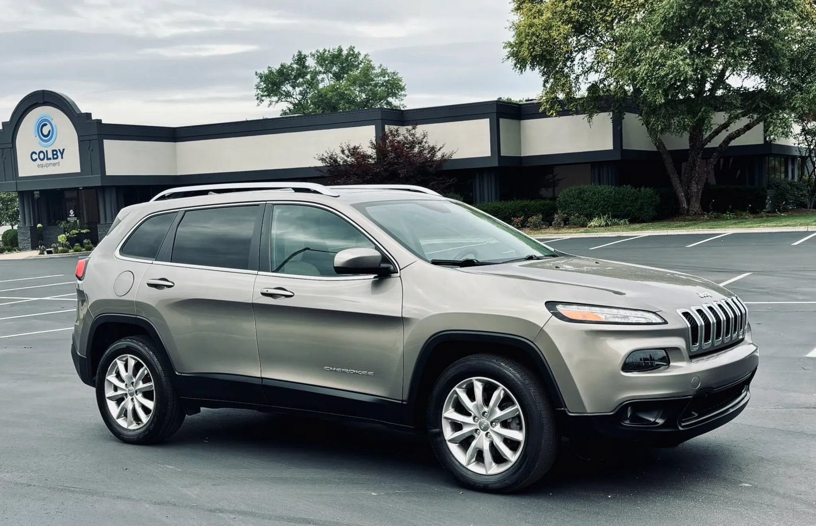 Used 2017 Jeep Cherokee Limited w/ Trailer Tow Group AWD/4WD image 12