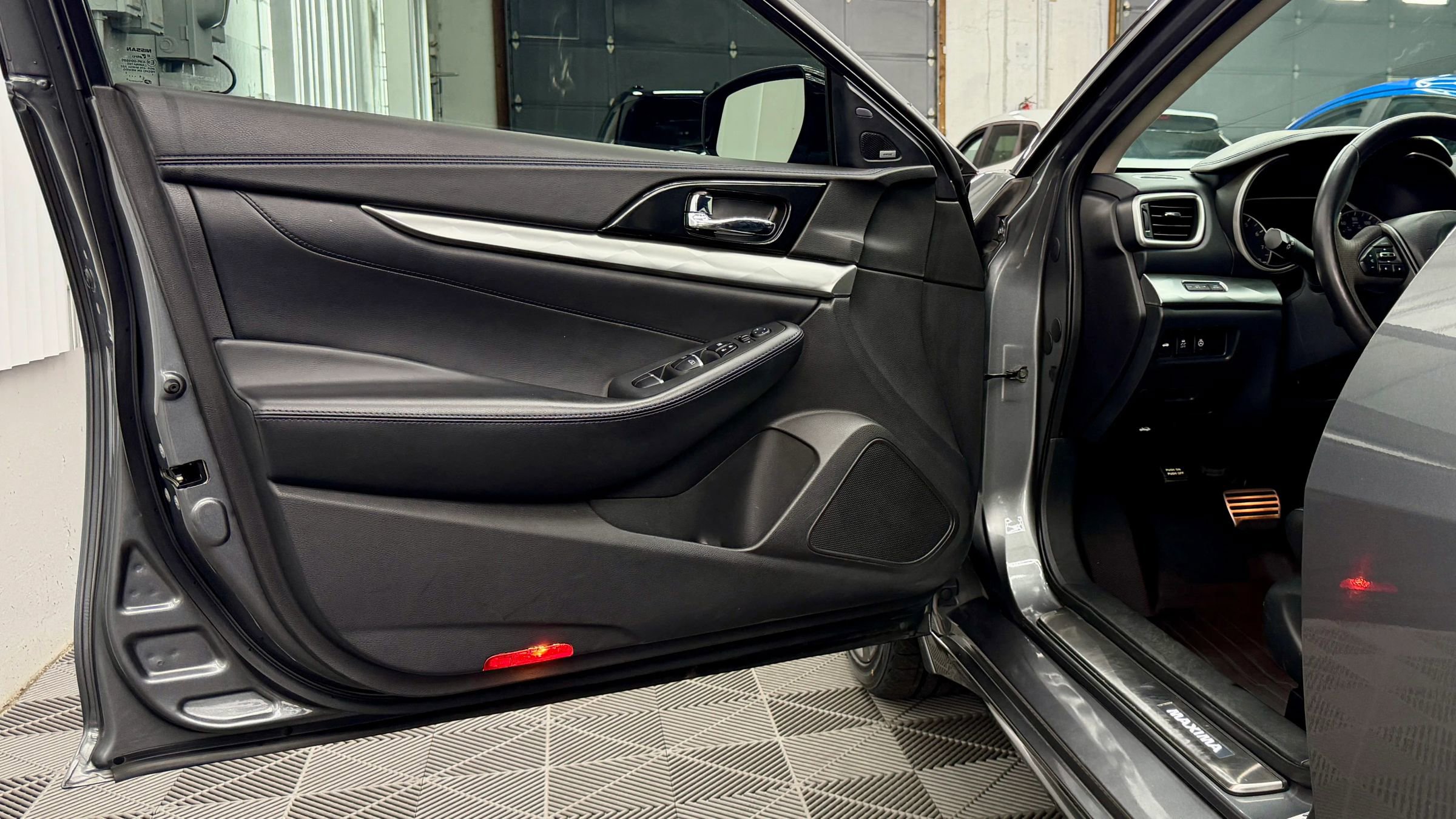 Used 2017 Nissan Maxima SR w/ Midnight Edition image 5