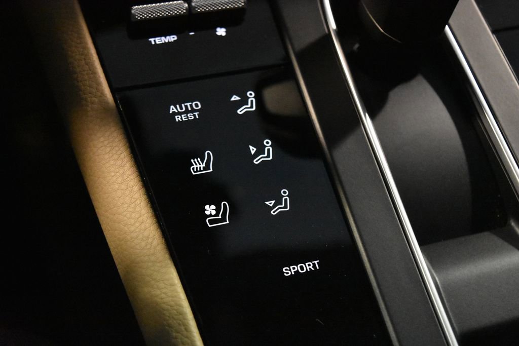 Certified 2025 Porsche Macan image 16