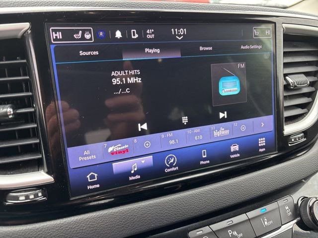 Used 2023 Chrysler Pacifica Touring-L image 21