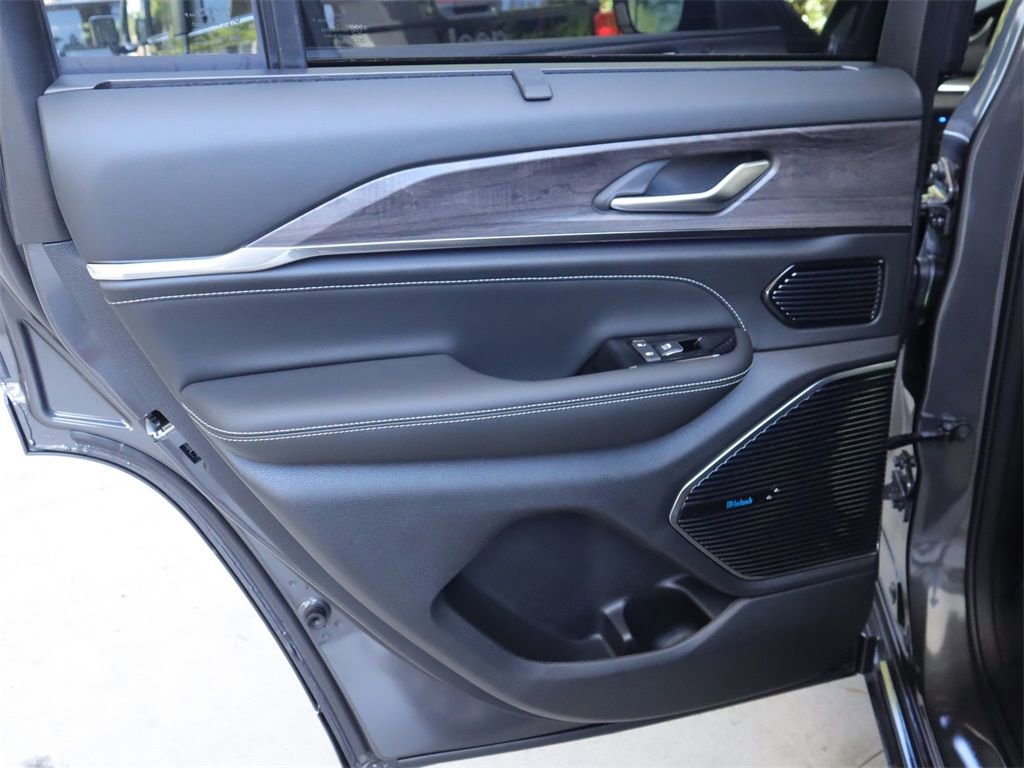 Used 2023 Jeep Grand Cherokee Overland w/ Luxury Tech Group IV image 28