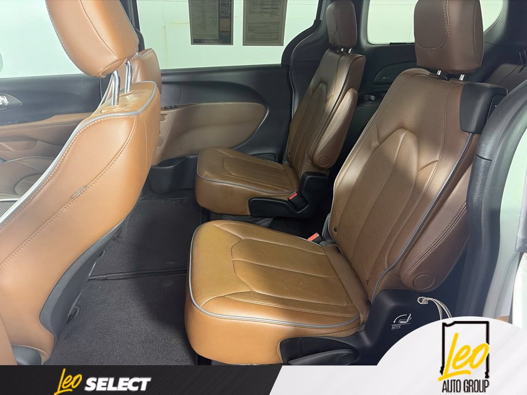 Used 2019 Chrysler Pacifica Limited w/ Tire & Wheel Group FWD image 12