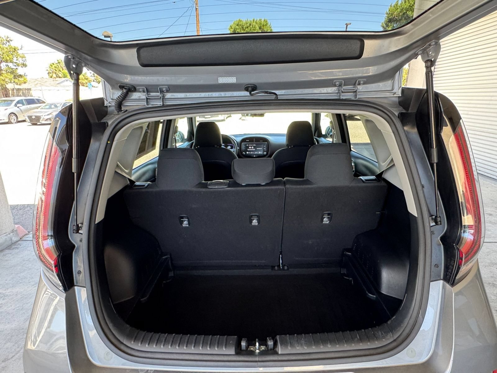Used 2025 Kia Soul LX w/ LX Technology Package FWD image 28