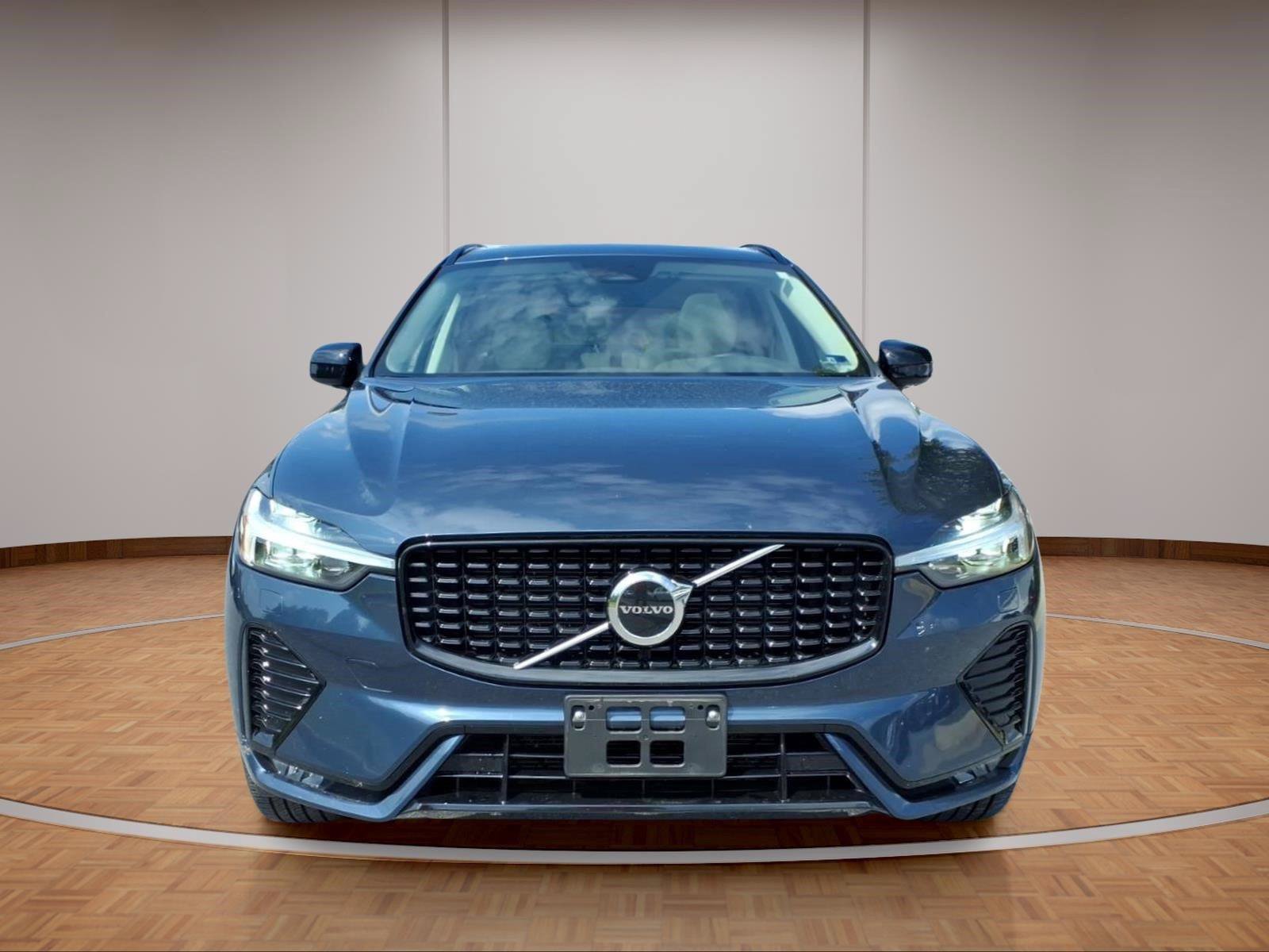Used 2025 Volvo XC60 B5 Core w/ Protection Package Premier AWD/4WD image 2