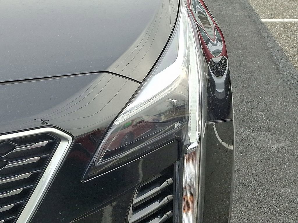 Certified 2022 Cadillac XT4 Luxury w/ Cold Weather Package image 9