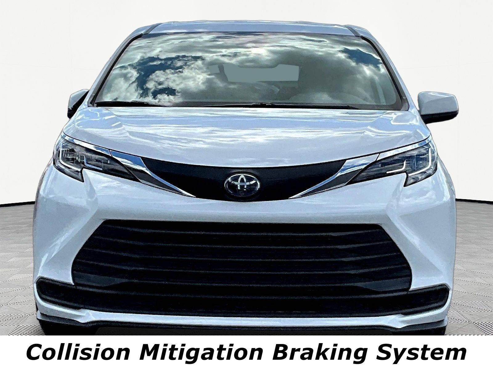 Used 2021 Toyota Sienna LE FWD image 2
