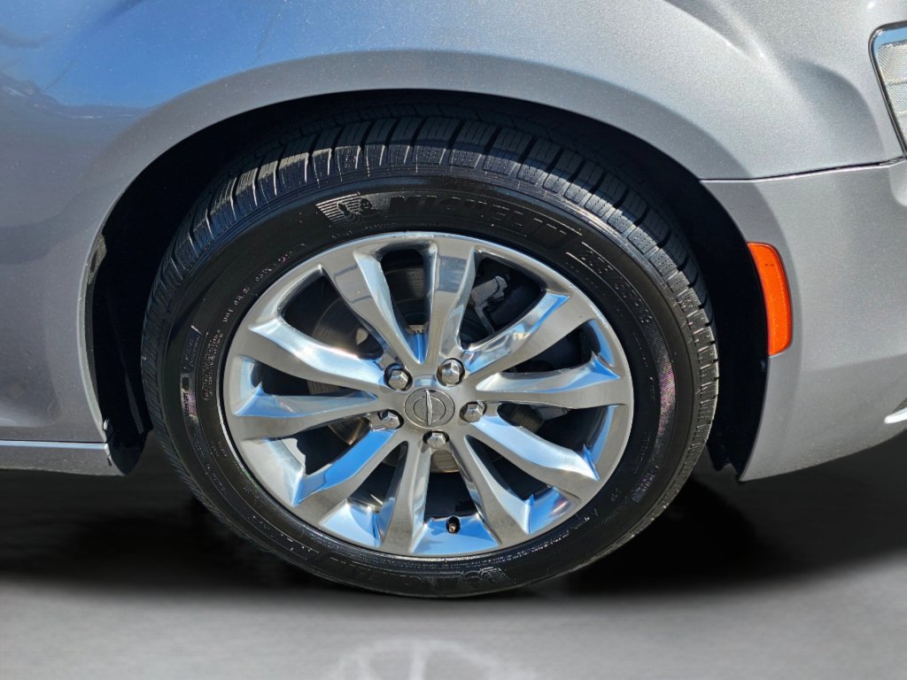 Used 2016 Chrysler 300 C image 28