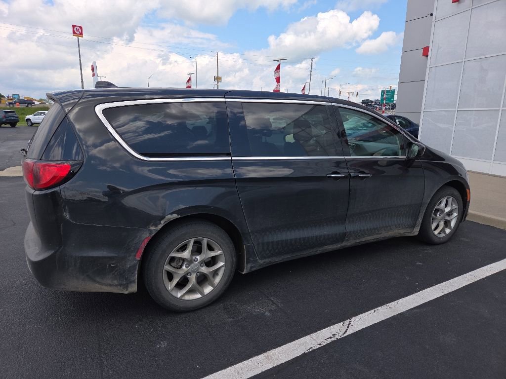 Used 2019 Chrysler Pacifica Touring Plus w/ Tire & Wheel Group FWD image 7