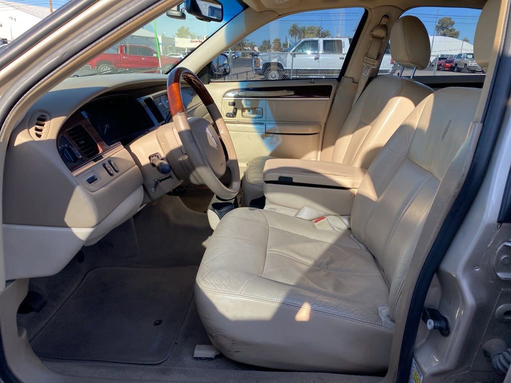 Used 2008 Lincoln Town Car Signature Limited image 6