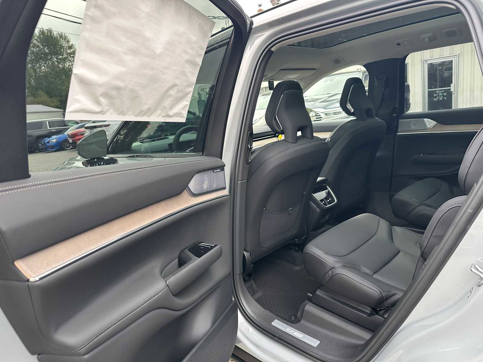 New 2025 Volvo EX90 Ultra w/ Protection Package Premier image 16