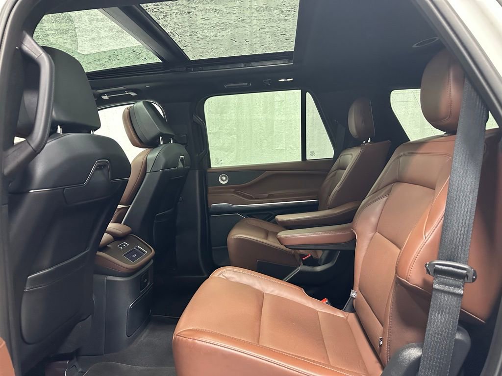 Used 2025 Lincoln Navigator Reserve image 52