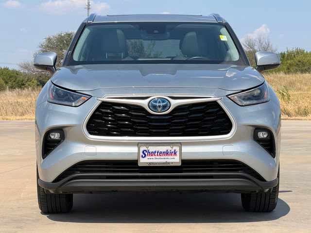 Used 2021 Toyota Highlander XLE FWD image 2