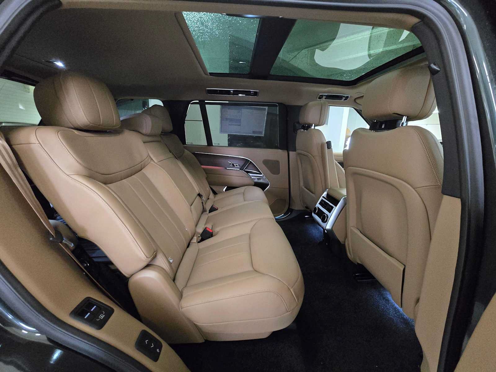 New 2026 Land Rover Range Rover Long Wheelbase SE AWD/4WD image 12