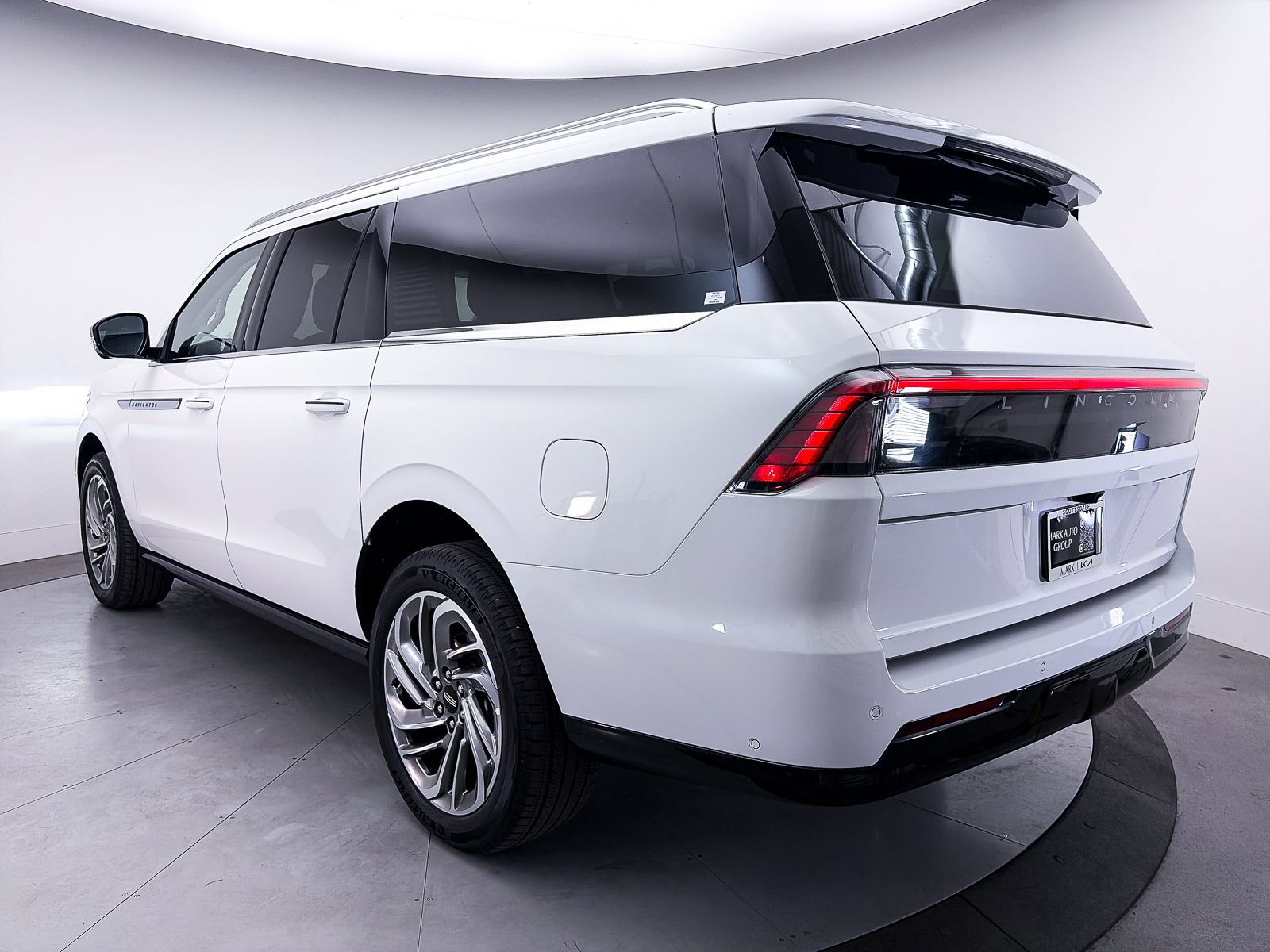 Used 2025 Lincoln Navigator L Reserve AWD/4WD image 15