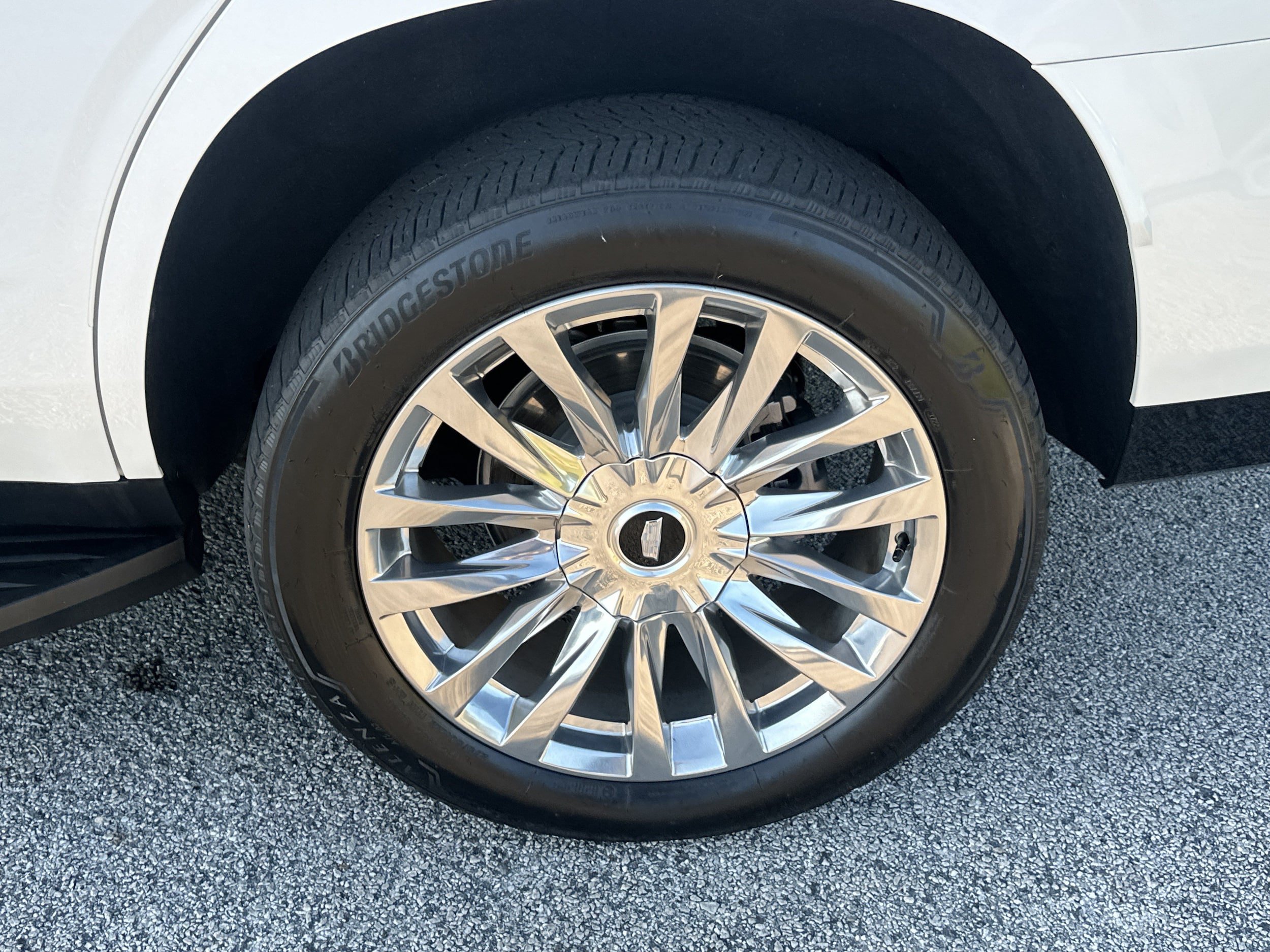 Used 2023 Cadillac Escalade Premium Luxury AWD/4WD image 19