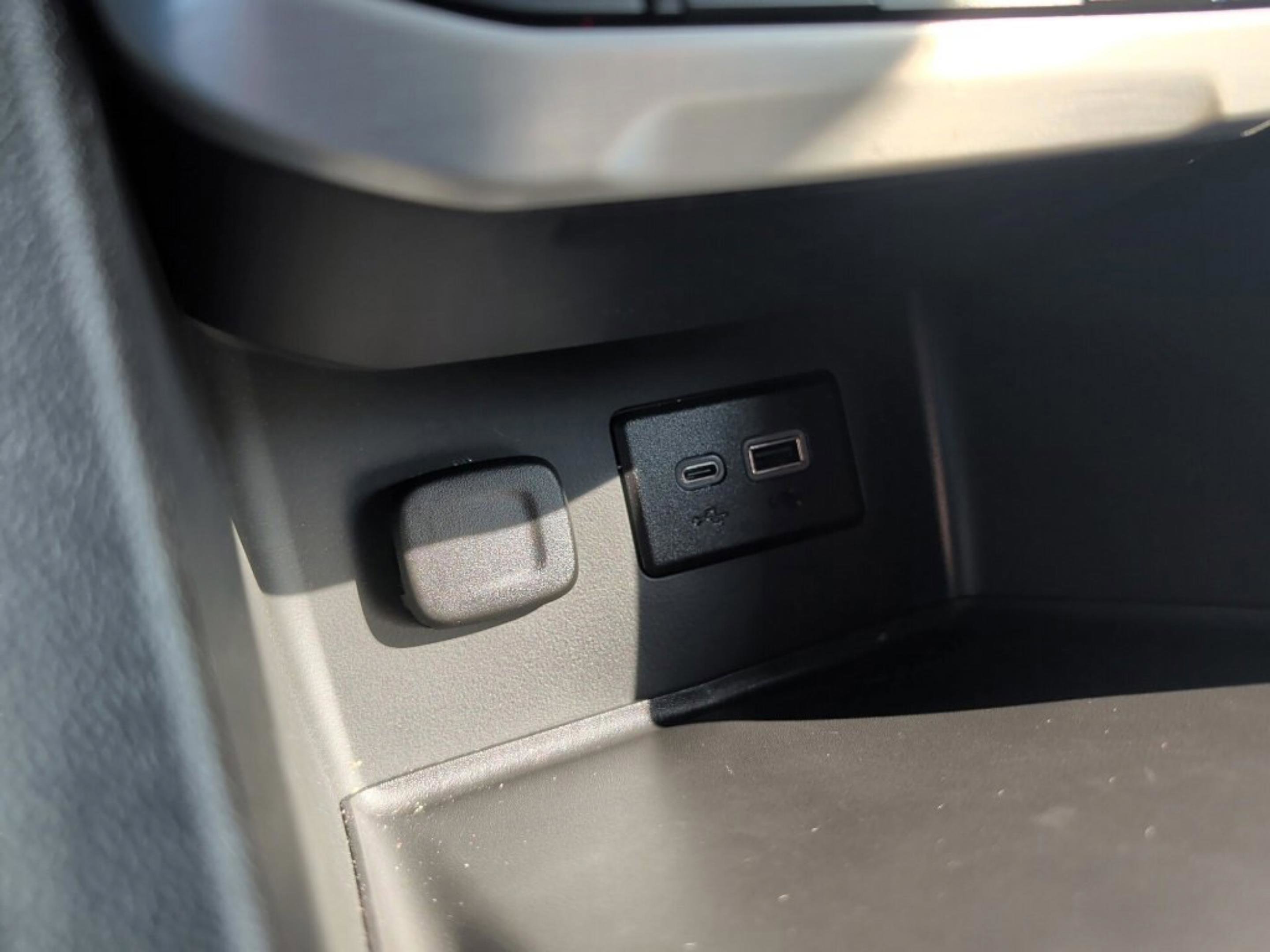 Used 2023 GMC Acadia SLE image 29