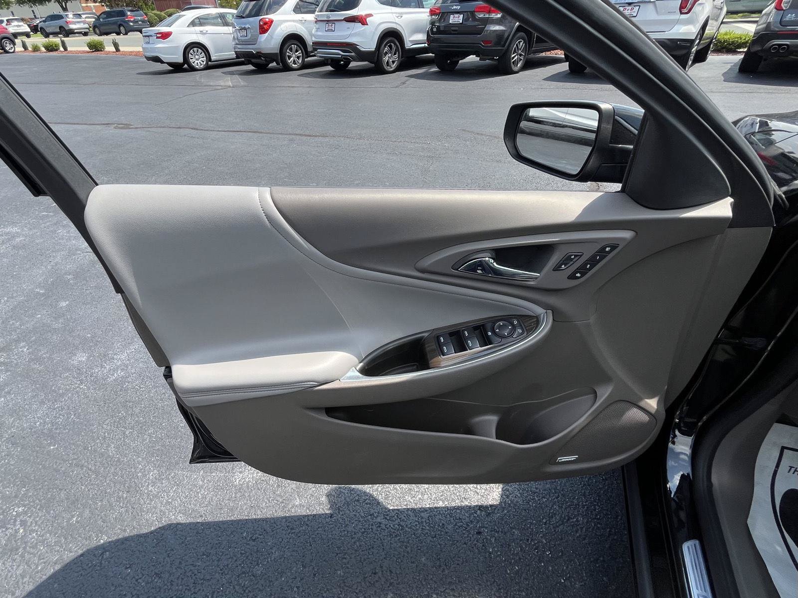 Used 2018 Chevrolet Malibu Premier w/ Premier Sun and Wheel Package FWD image 25