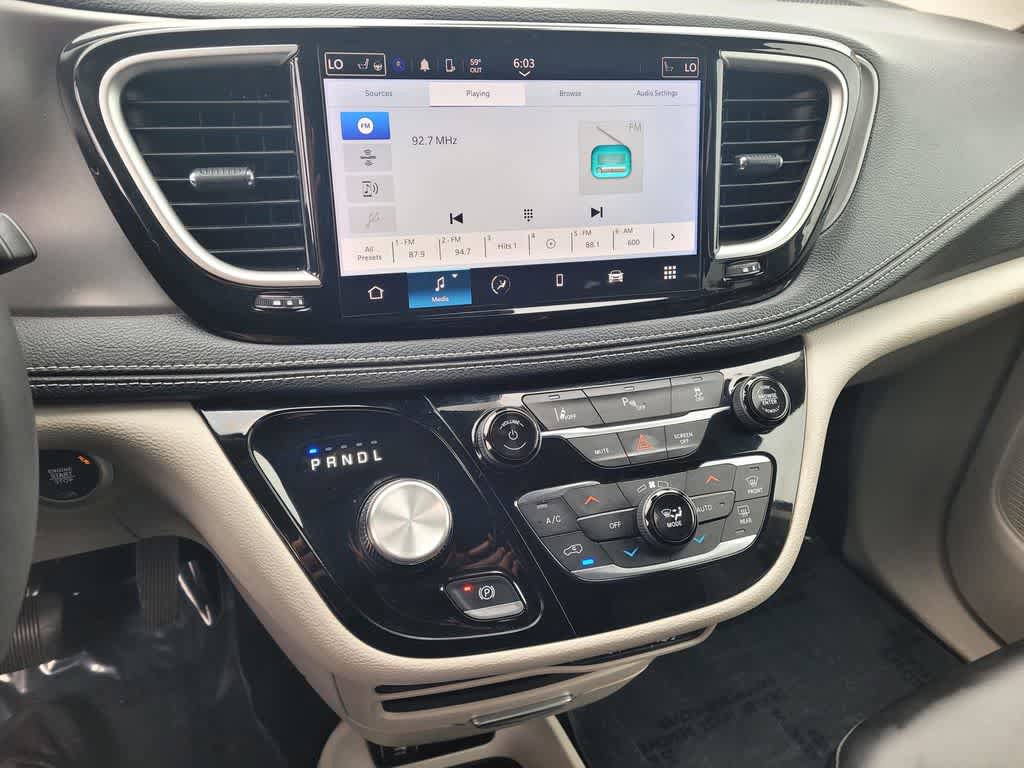 Used 2023 Chrysler Pacifica Touring-L FWD image 18