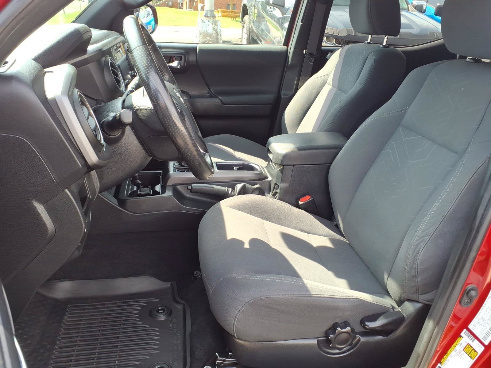 Used 2018 Toyota Tacoma TRD Sport AWD/4WD image 13