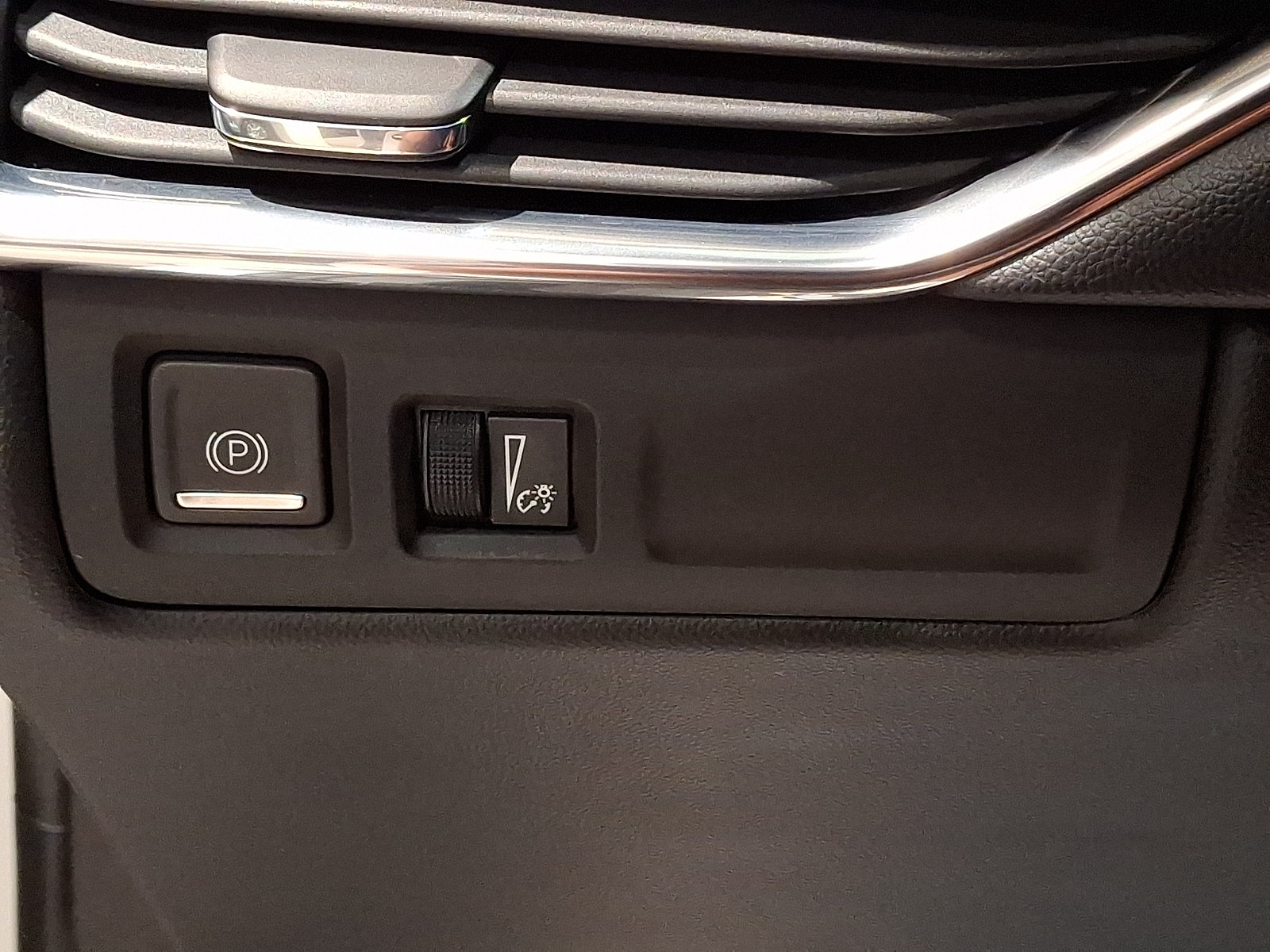 Certified 2023 Cadillac XT4 Premium Luxury w/ Cold Weather Package AWD/4WD image 31