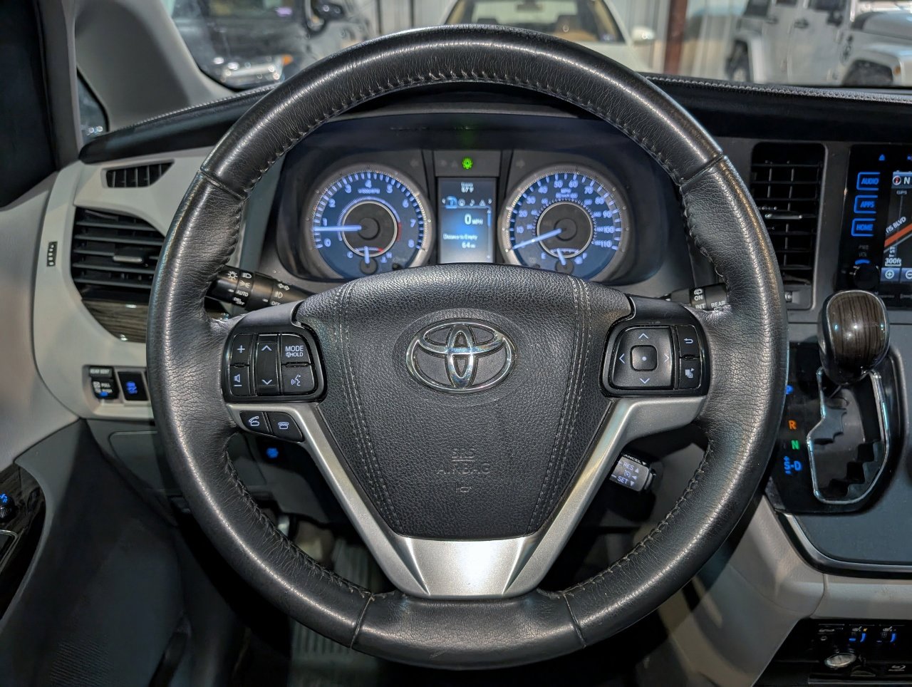 Used 2017 Toyota Sienna XLE Premium image 38