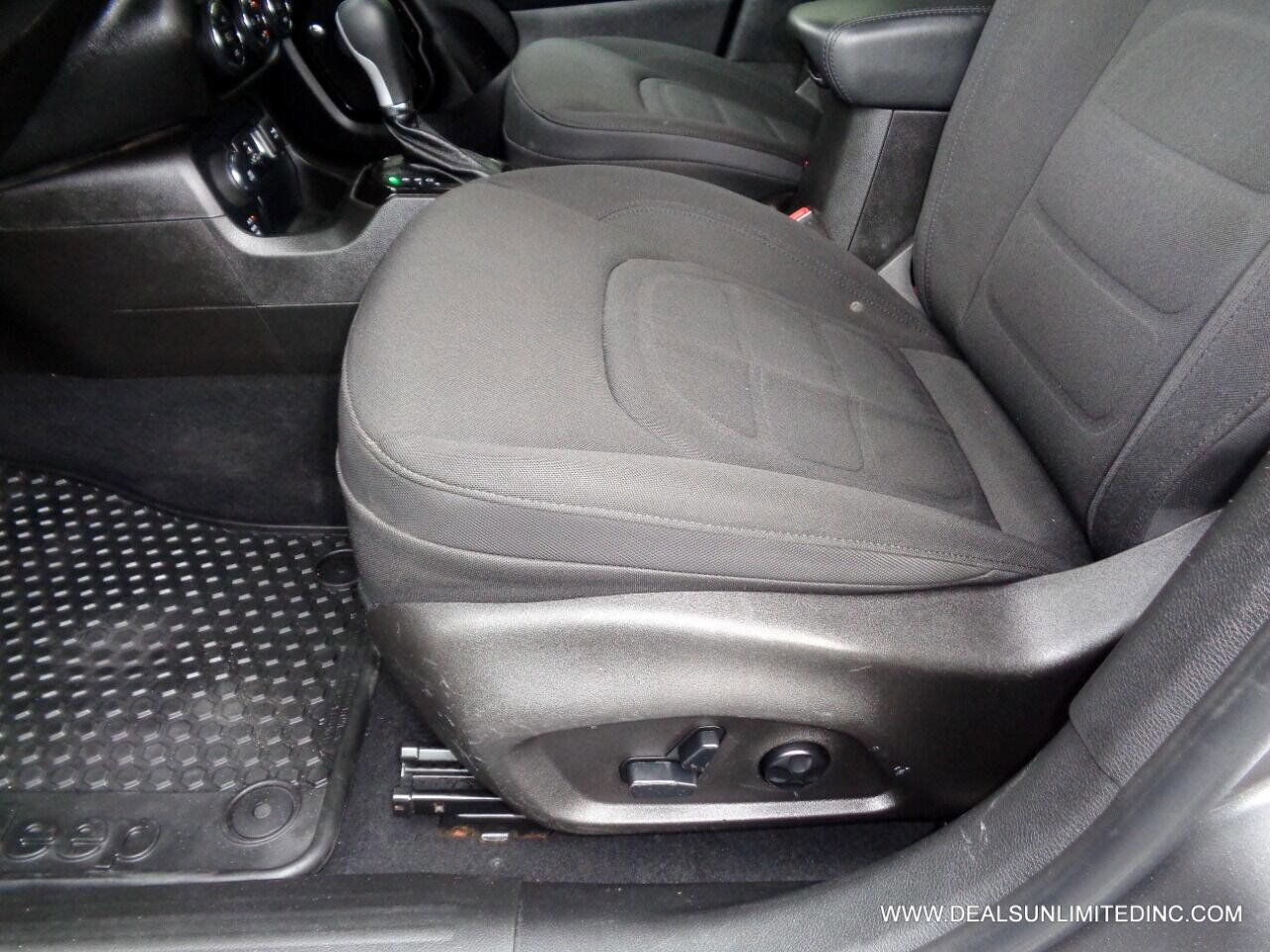 Used 2017 Jeep Renegade Altitude image 7