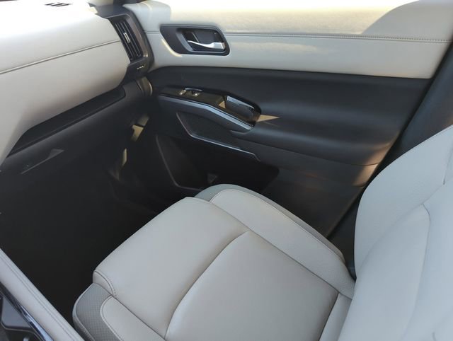 Used 2024 Nissan Pathfinder SL image 25