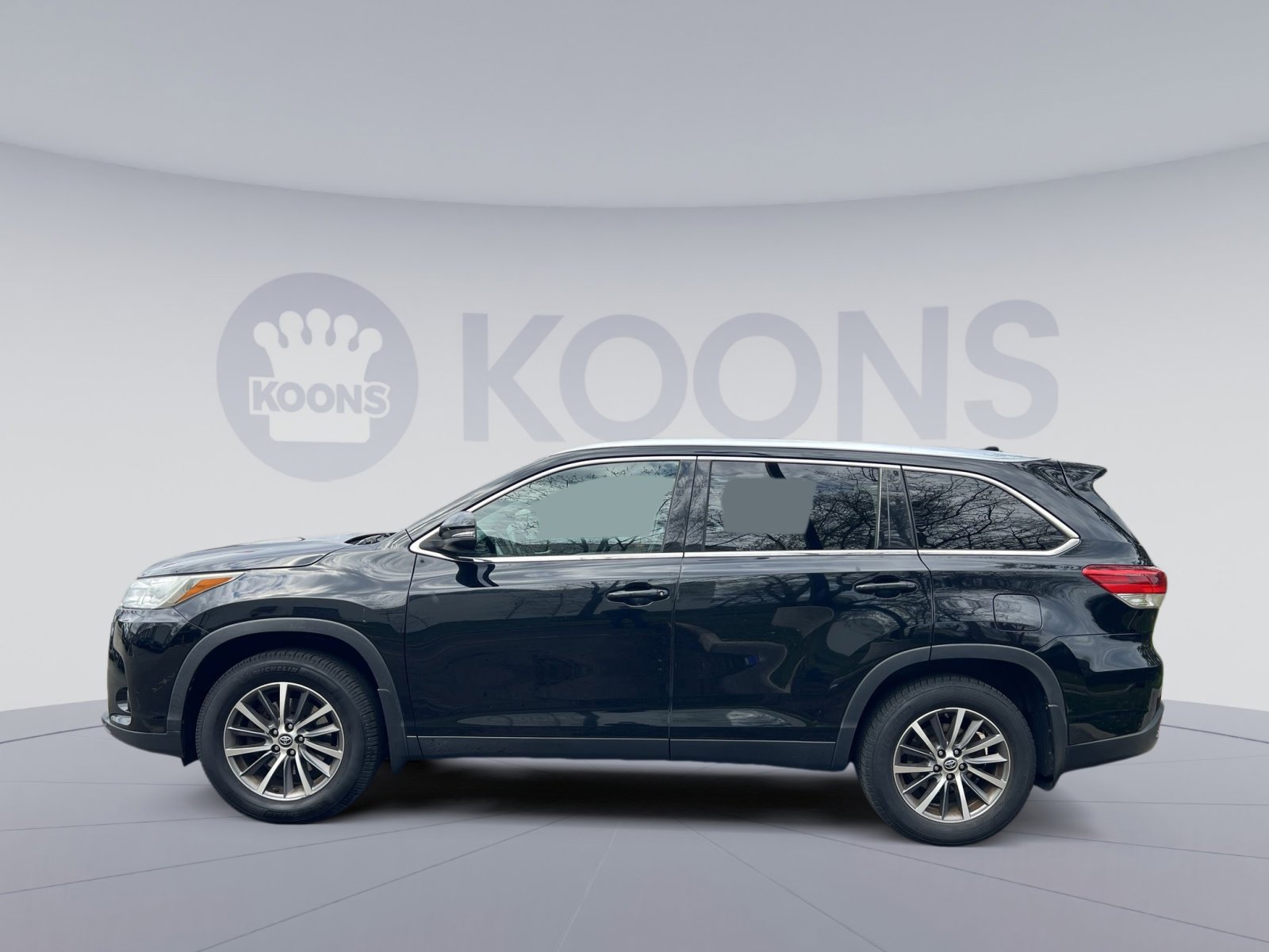 Used 2019 Toyota Highlander XLE image 2