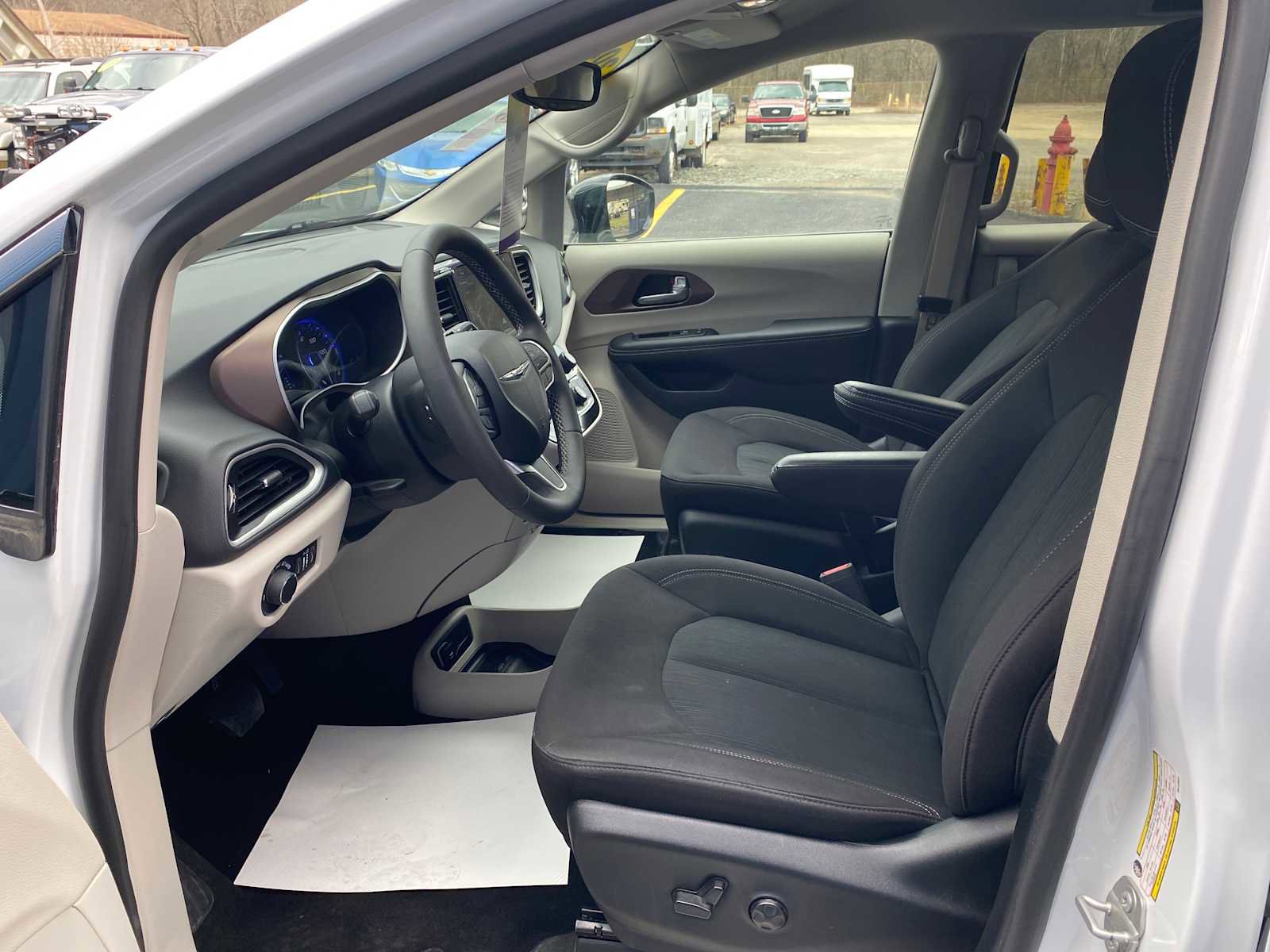 Used 2024 Chrysler Voyager LX image 10