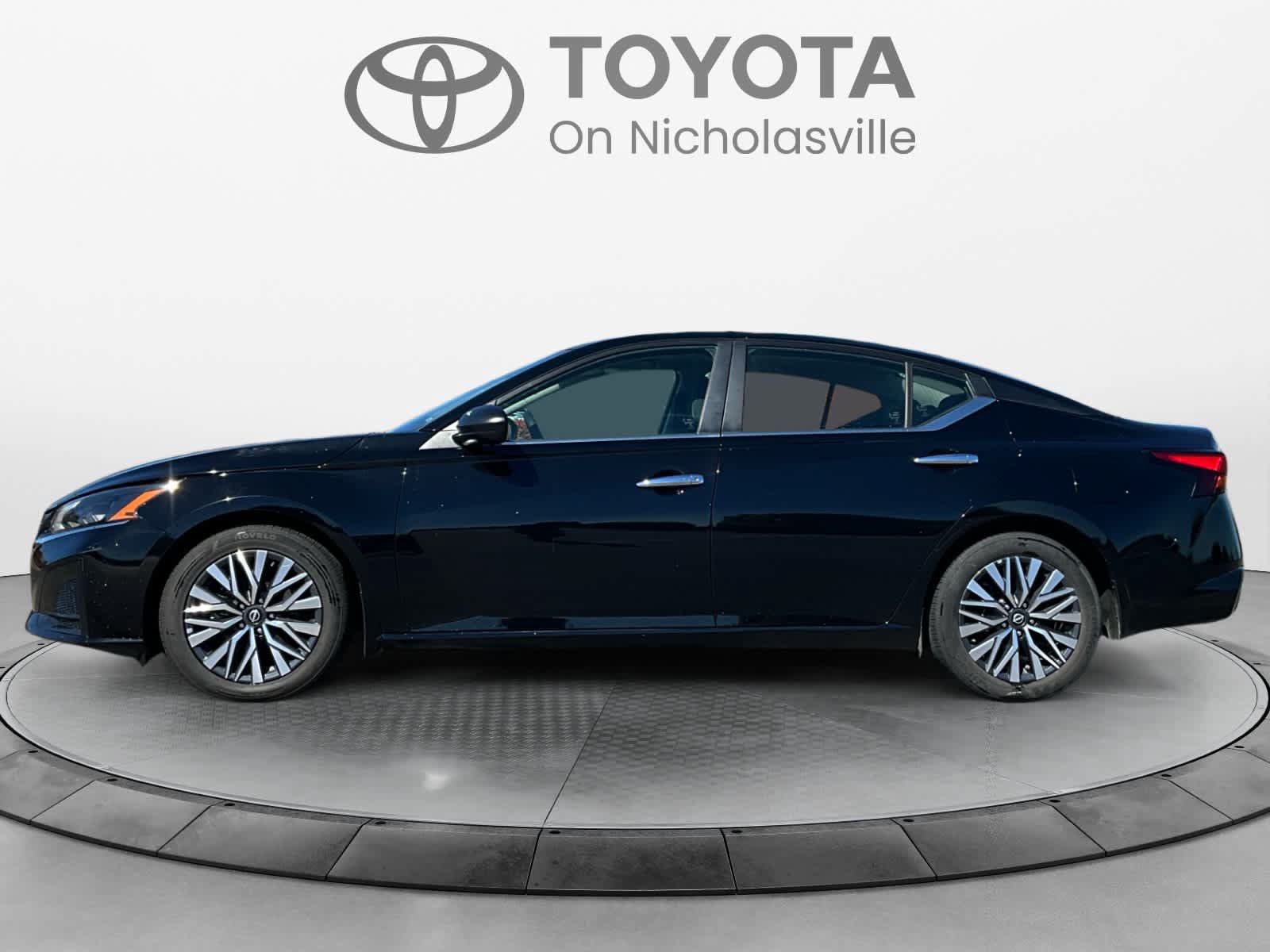 Used 2024 Nissan Altima 2.5 SV FWD image 2