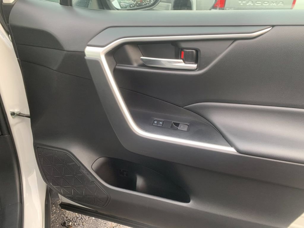 Used 2022 Toyota RAV4 XLE image 19