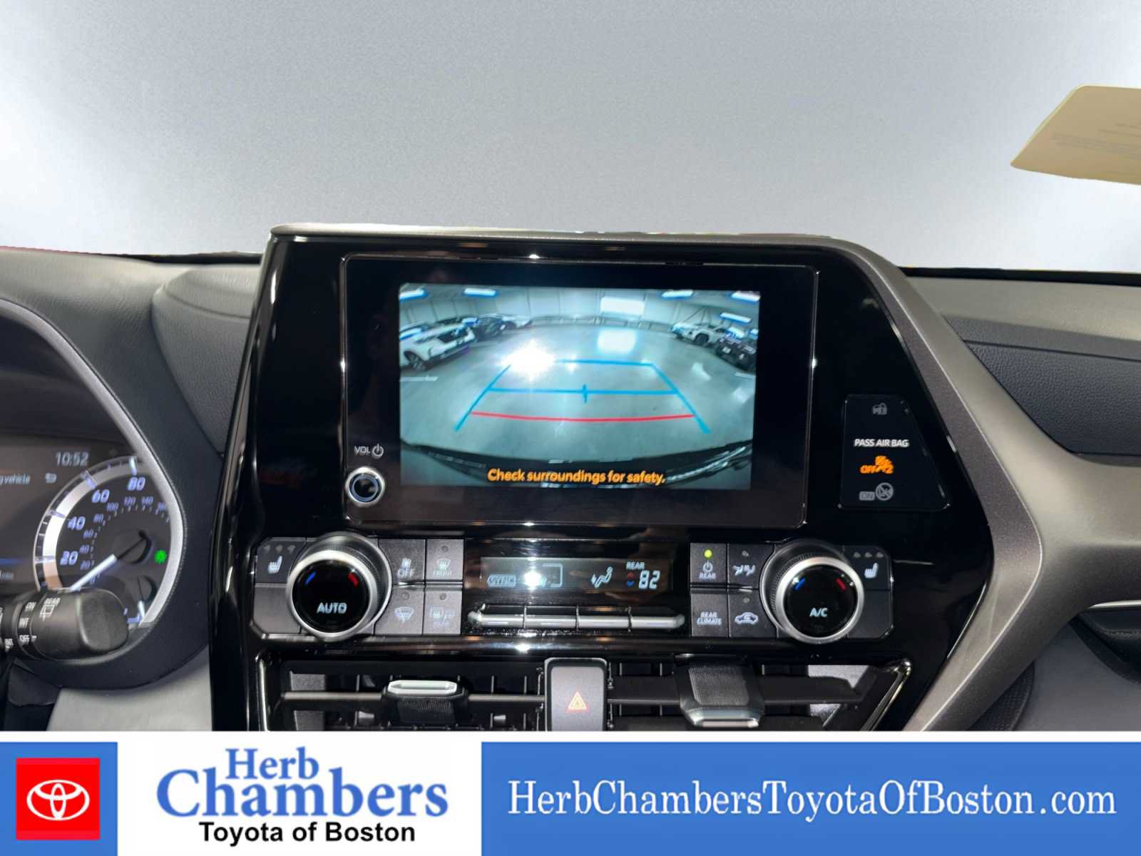 Used 2024 Toyota Highlander XLE AWD/4WD image 13