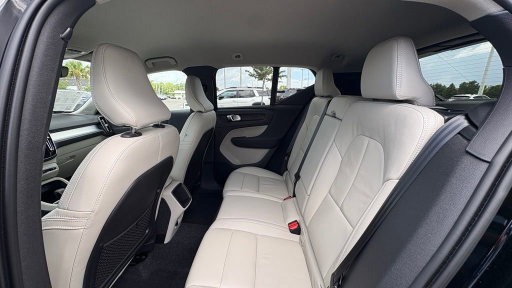Used 2022 Volvo XC40 T4 Momentum FWD image 16