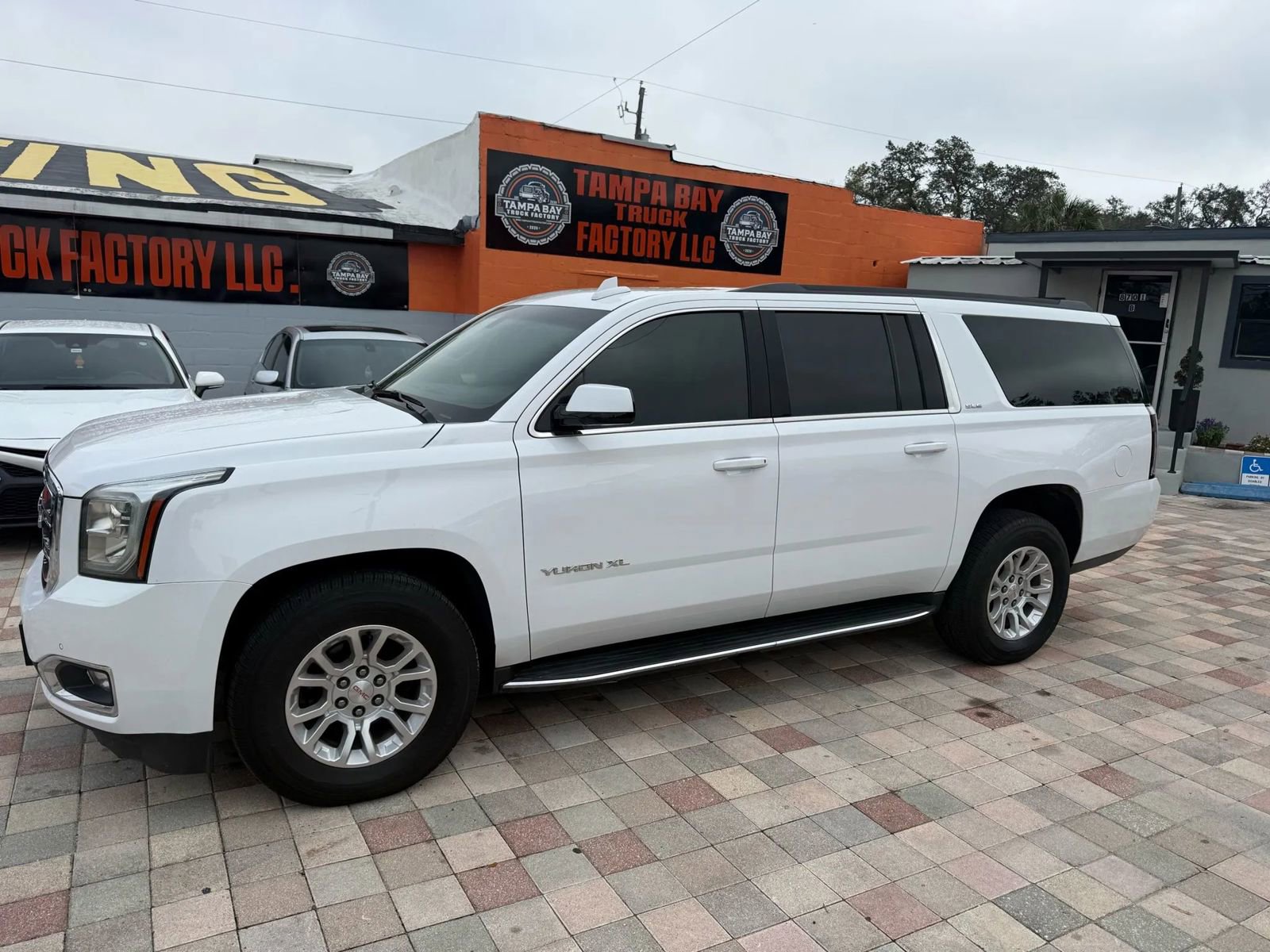 Used 2020 GMC Yukon XL SLE w/ HD Trailering Package image 2