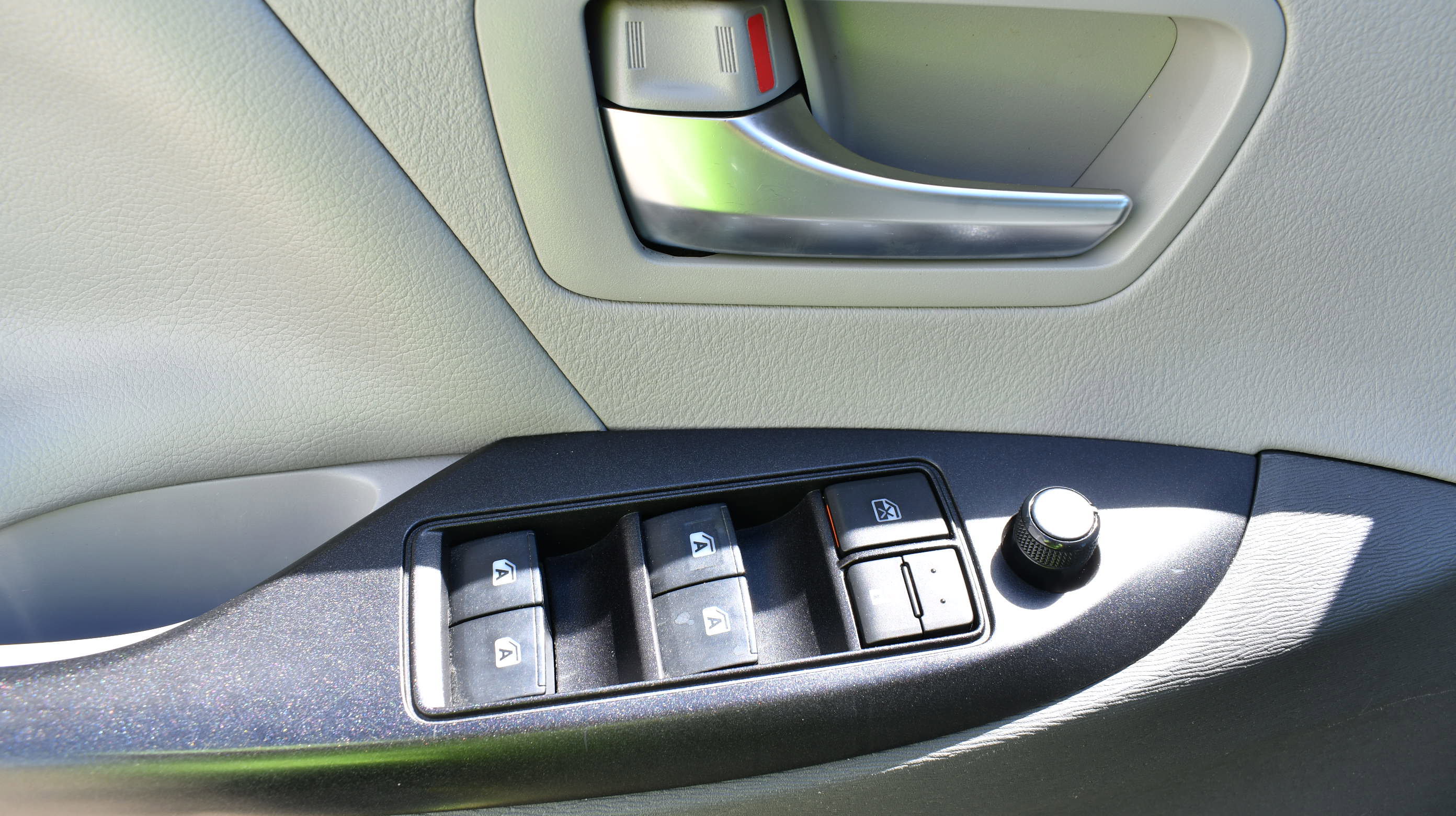 Used 2020 Toyota Sienna LE w/ Carpet Mat Package image 12