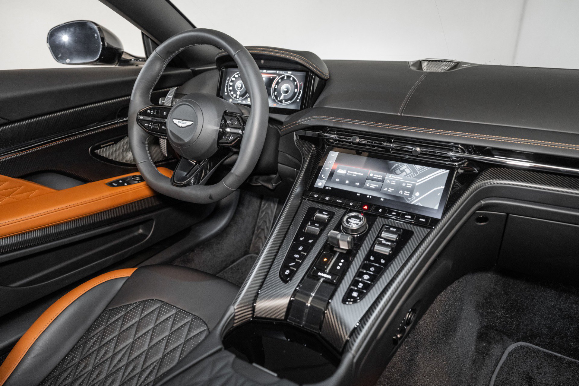 Used 2025 Aston Martin DB12 Coupe image 18