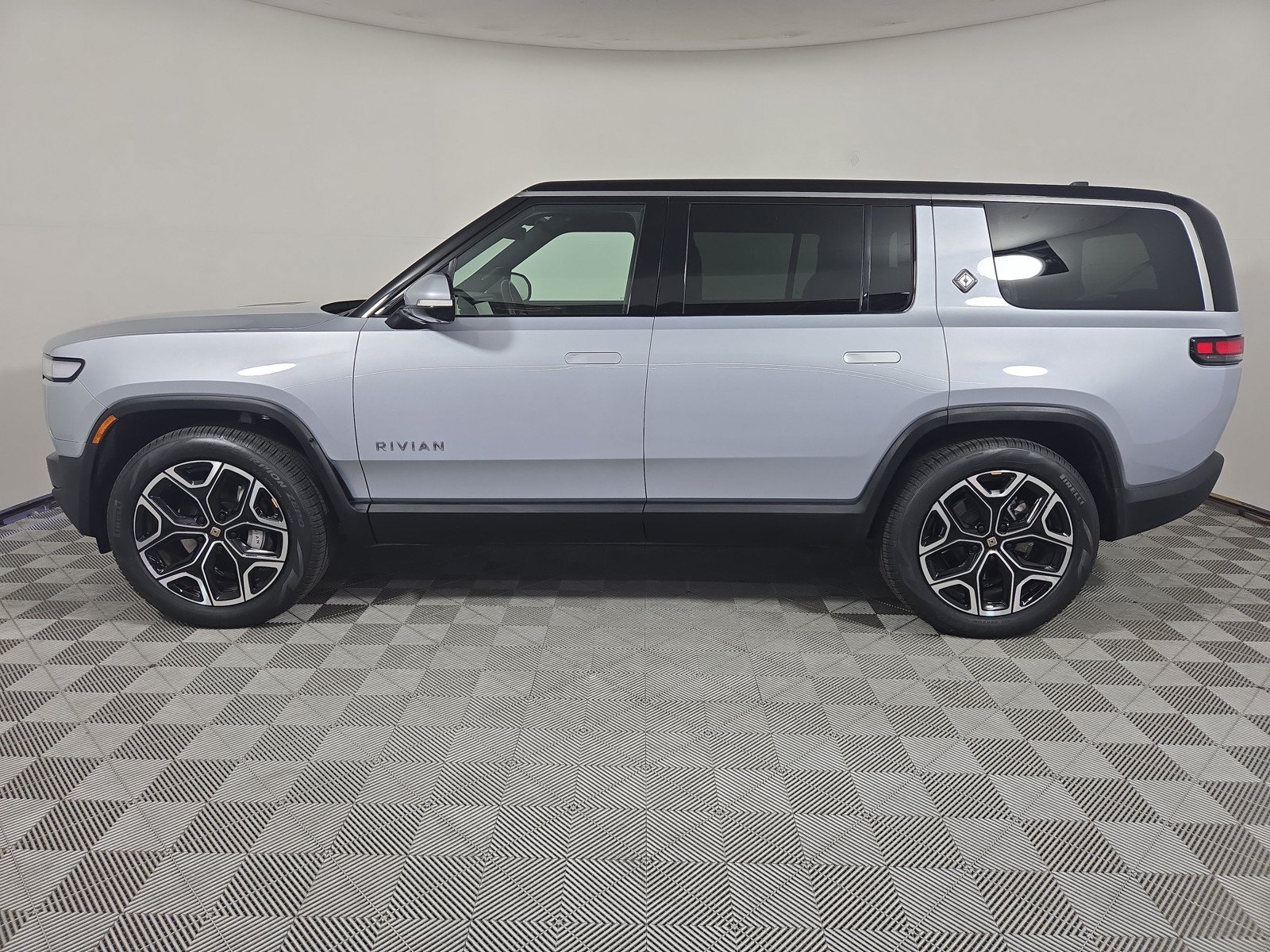 Used 2024 Rivian R1S Adventure AWD/4WD image 2