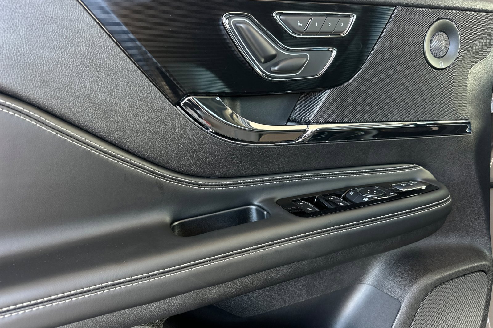 New 2025 Lincoln Corsair Reserve w/ Equipment Group 202A image 10