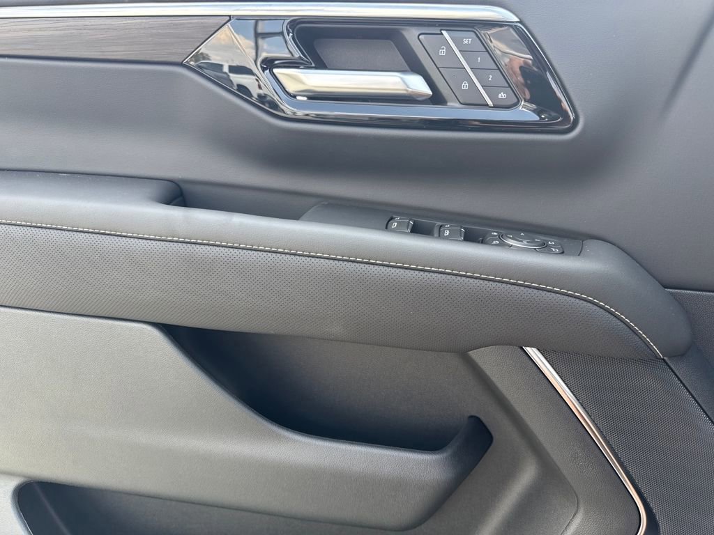 New 2025 Chevrolet Suburban Premier image 18